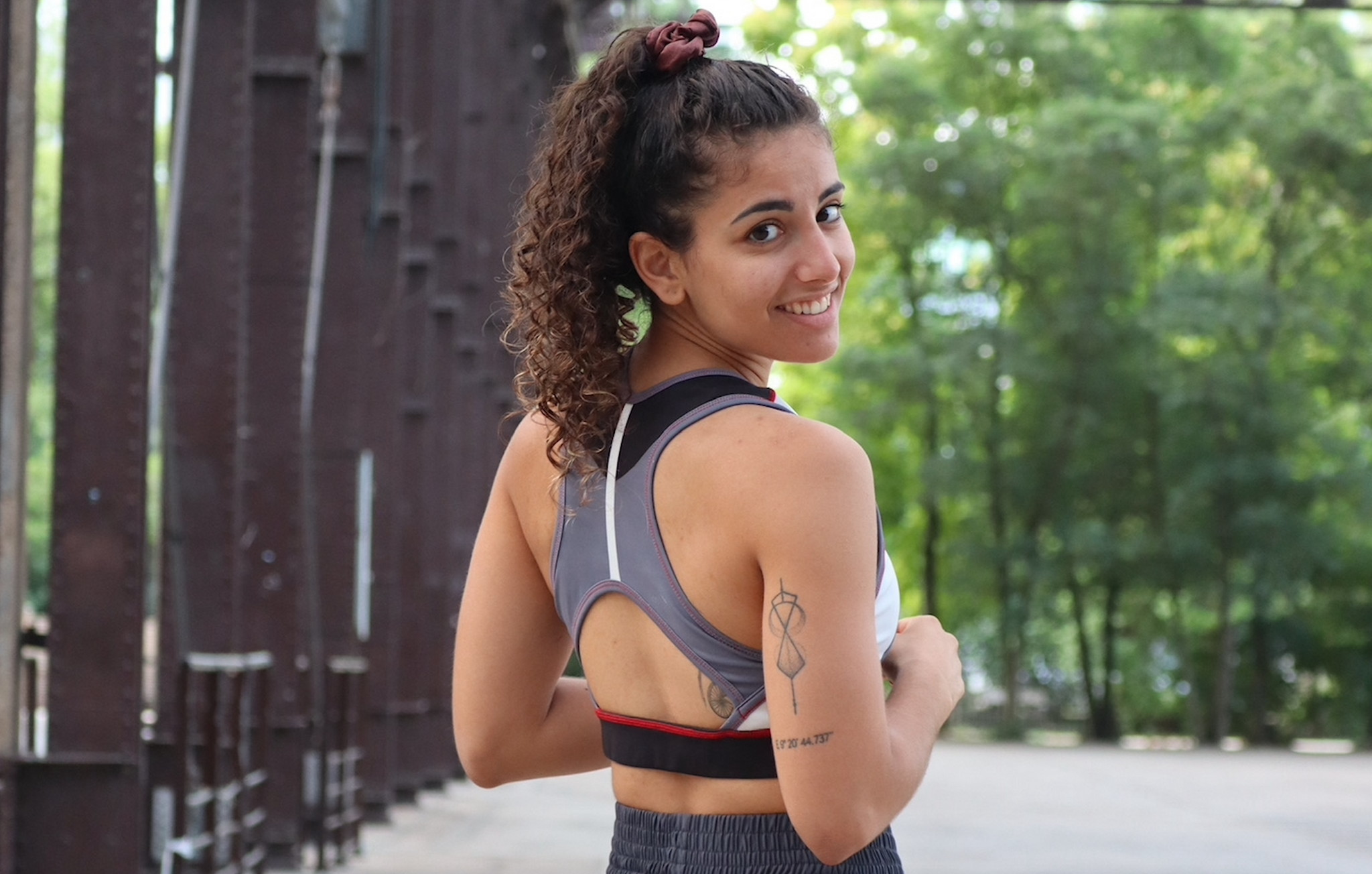 Femme en brassière de boxe de dos