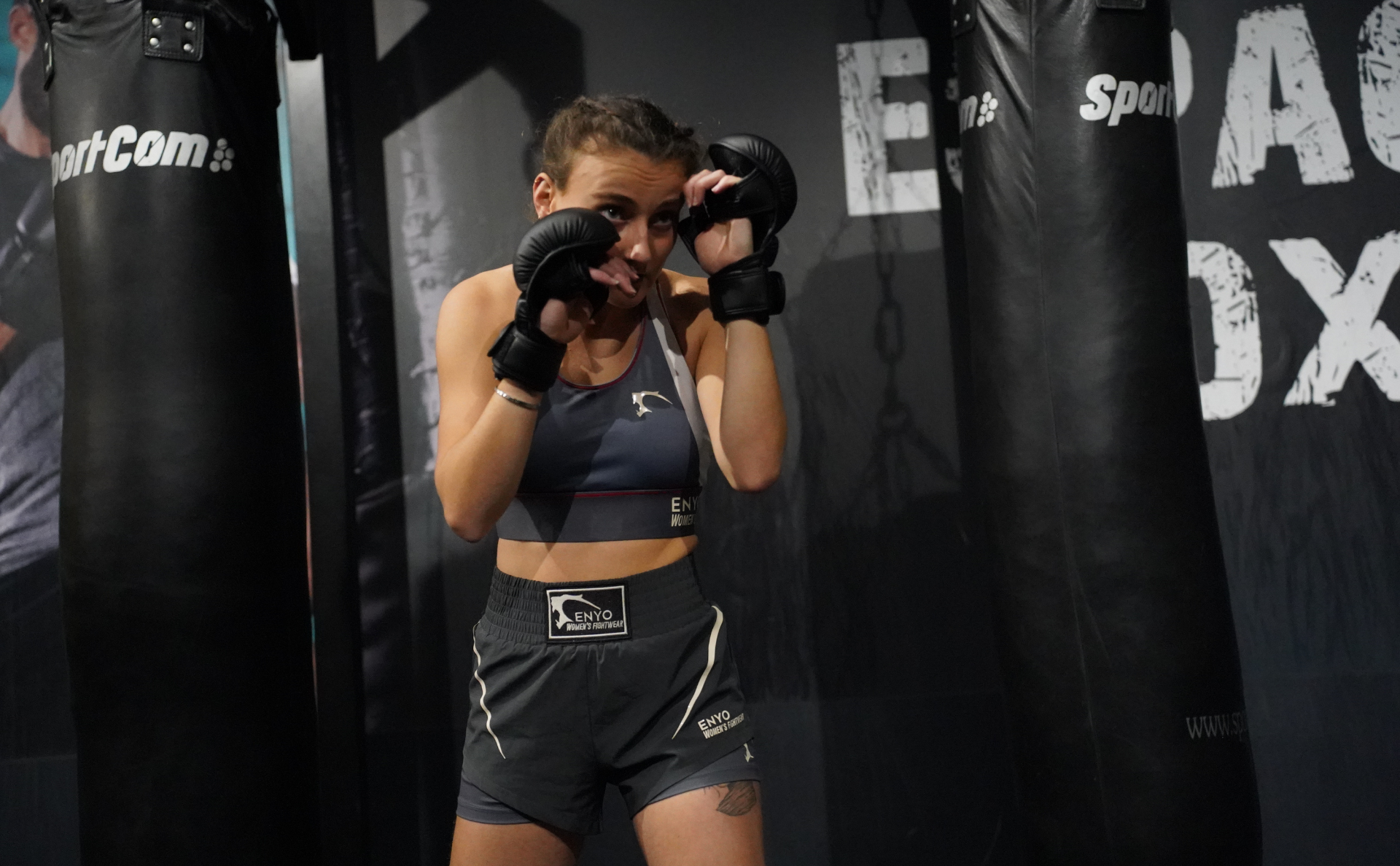 Boxing femme ou ladyboxing. Femme en tenue de boxe en position de garde
