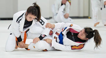 Femmes faisant du jiu jitsu brésilien en kimono