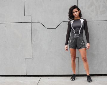 Rashguard de jjb sur une fille avec un short de combat