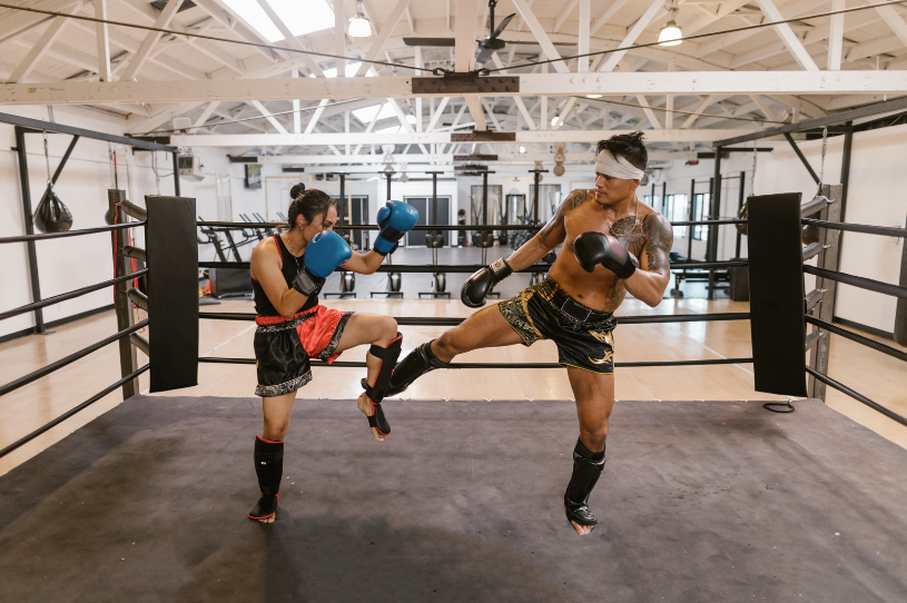 Femmes qui pratiquent la boxe